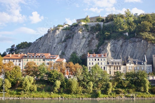 Grenoble, vue sur les quais de l'Isère, centre-ville capitale des Alpes photo