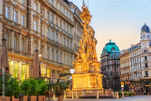 Obraz na płótnie Graben Street of Vienna with a Plague Column, Austria, evening v w salonie