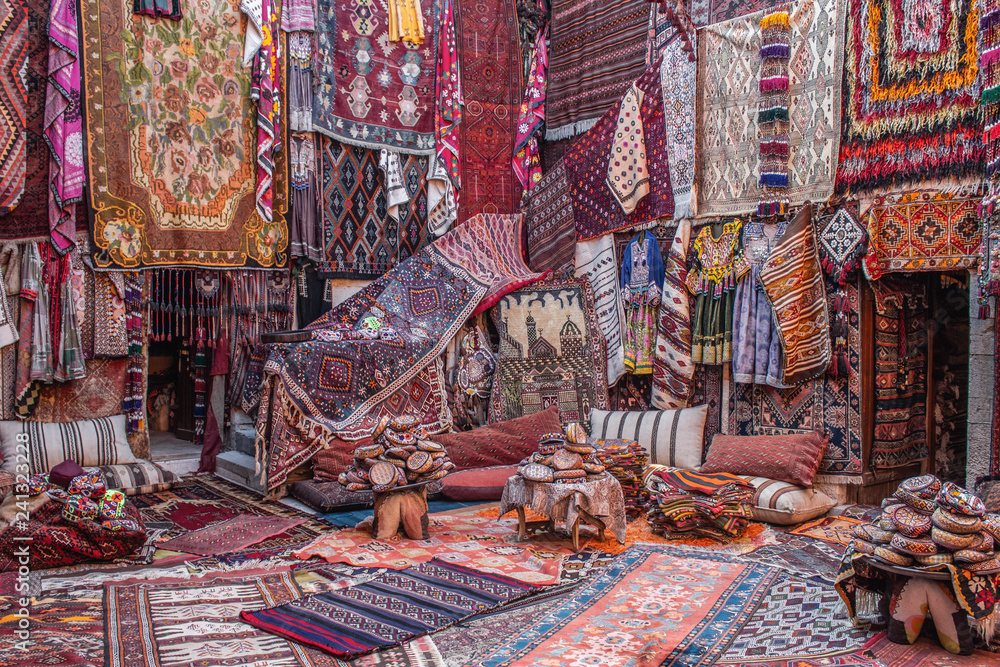 CAPPADOCIA, TÜRKEI - 29. OKTOBER 2018: In einem Teppichladen in Kappadokien  werden farbenfrohe Teppiche und Teppiche orientiert Stock Photo | Adobe  Stock