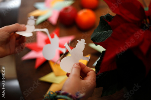 Kinder basteln, falten, schneiden Weihnachten Stern, Origami Weihnachtsstern und Papier Girlande von Schneemännern im Winter