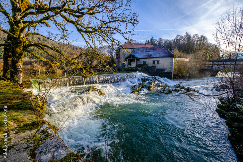 Moulin des Forges de Syam en hiver. Rivière l'Ain. France, Jura.
