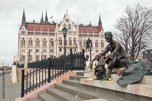 József Attila-Denkmal in Budapest mit Parlamentsgebäude photo