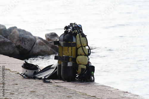Schilderij op canvas diver on the beach before the dive