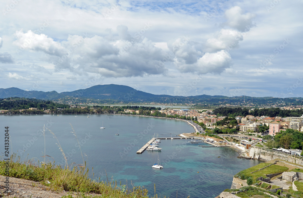 Obraz premium La presqu'île de Kanoni vue depuis la vieille forteresse de la ville de Corfou