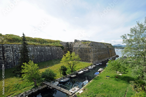 La douve de la mer et le bastion Savorgnan de la vieille forteresse de la ville de Corfou