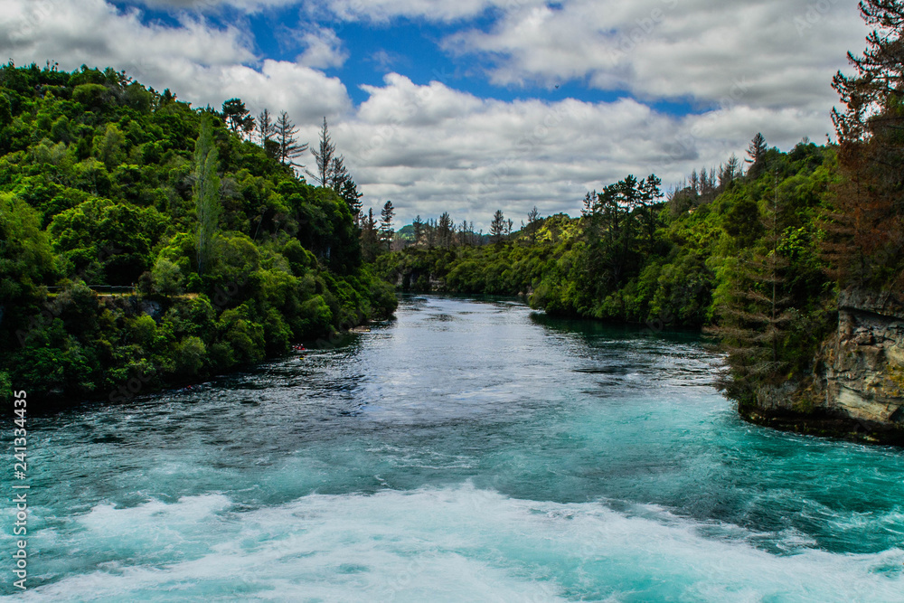 Obraz premium Scenic landscape view of turquoise water of Waikato river and Huka Falls,most popular natural tourist attraction/destination. Great lake Taupo,North Island, New Zealand. Summer active holiday concept.