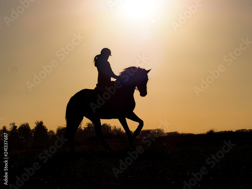 Reiter beim Sonnenuntergang