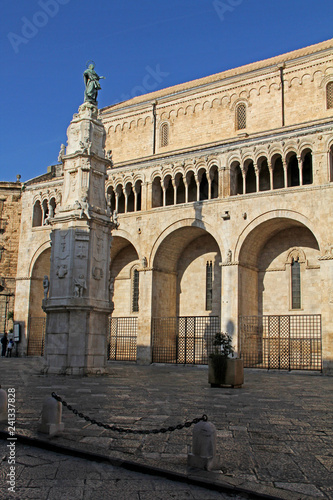 pilastro con statua di Maria e fianco meridionale della Cattedrale di Bitonto