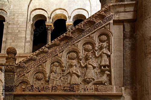rilievi sulla balaustra della scala del pulpito della Cattedrale di Bitonto