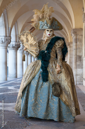 Foto Venice Carnival mask and  comtume under the arcade of the Doges Palace St