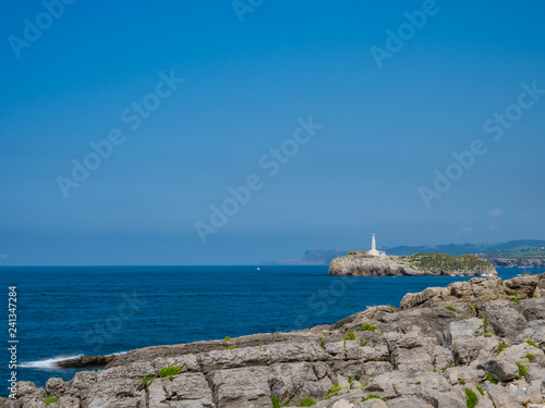 Widok na Latarnię morską na wyspie Mouro z Półwyspu La Magdalena - Santander w słoneczny lipcowy dzień