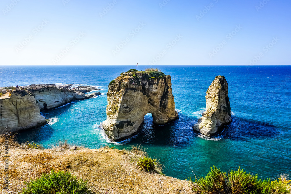 Fototapeta premium Beirut Raouche Pigeons Rock 03