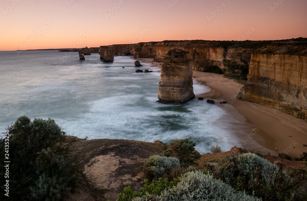 Obraz premium the rock formations at port campbell known as the twelve apostles after sunset on the great ocean road in victoria, australia