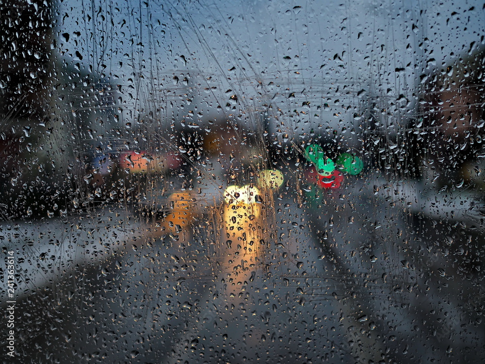 Φωτογραφία Rainy day road view with colorful lights from tram window