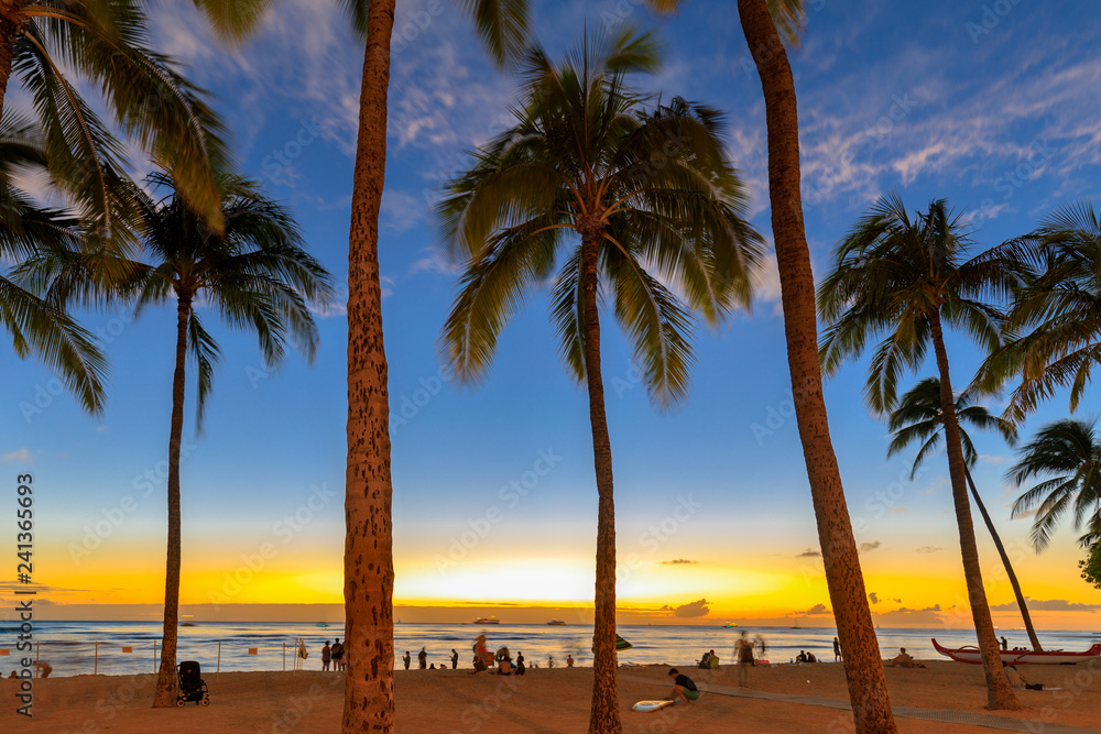 Famous Waikiki Beach, O'ahu, Hawaii - obrazy, fototapety, plakaty 