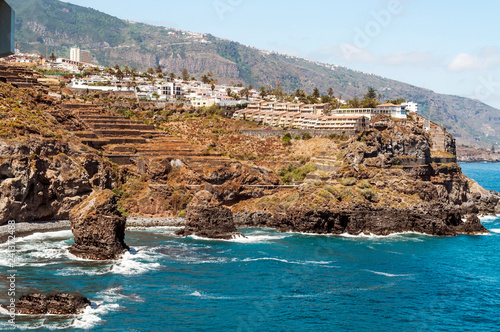 Waves breaking along the ro...