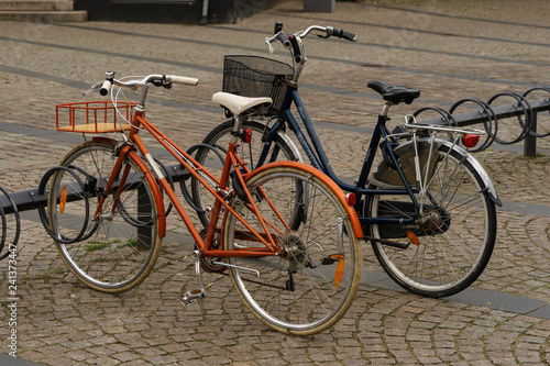 Fahrräder in organge und schwarz