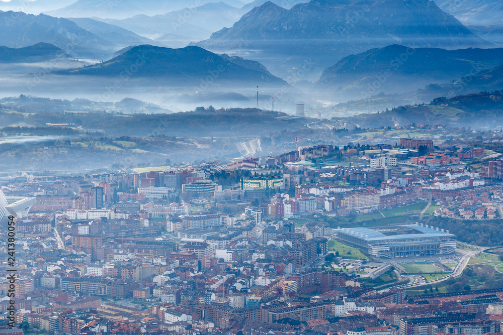 Oviedo, vista aérea de la ciudad desde el Monte Naranco, Asturias, España.
