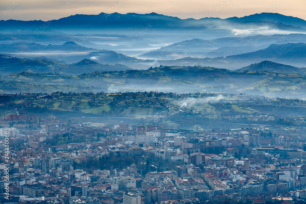 Vista de la ciudad de Oviedo y perfil de las montañas desde el Monte Naranco, Asturias, España.