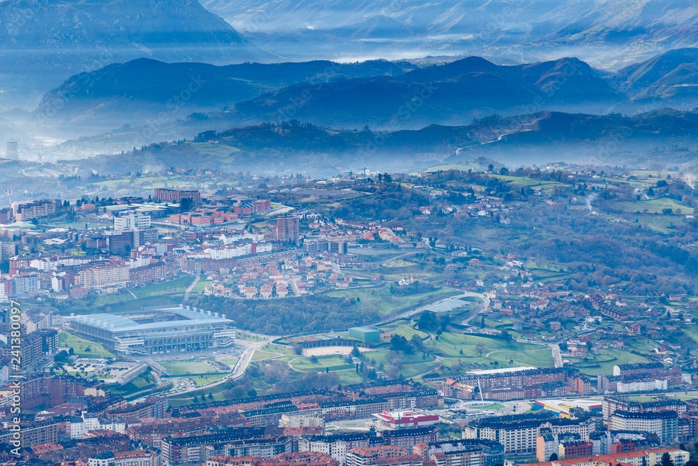 Vista de la ciudad de Oviedo, campo de futbol y perfil de las montañas desde el Monte Naranco, Asturias, España.