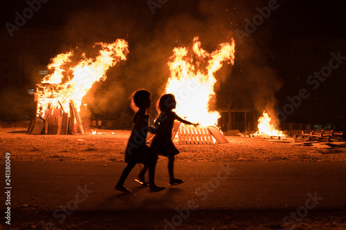 Fotografia Little jewish religious girlsdo bonfire at Jewish holiday of Lag Baomer