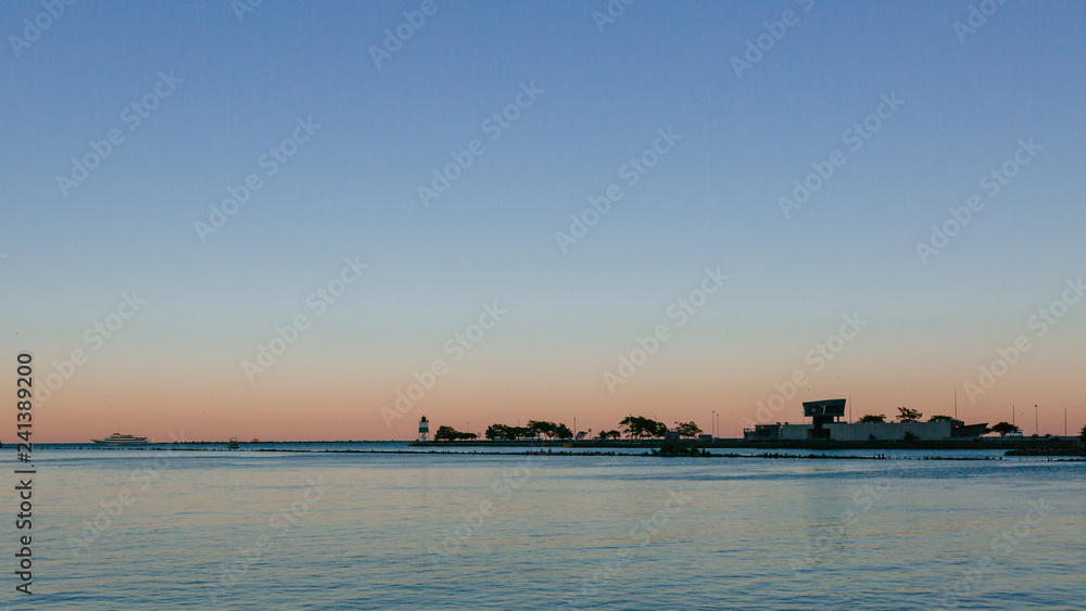 Fototapeta premium Lake Michigan at sunset from downtown Chicago, USA
