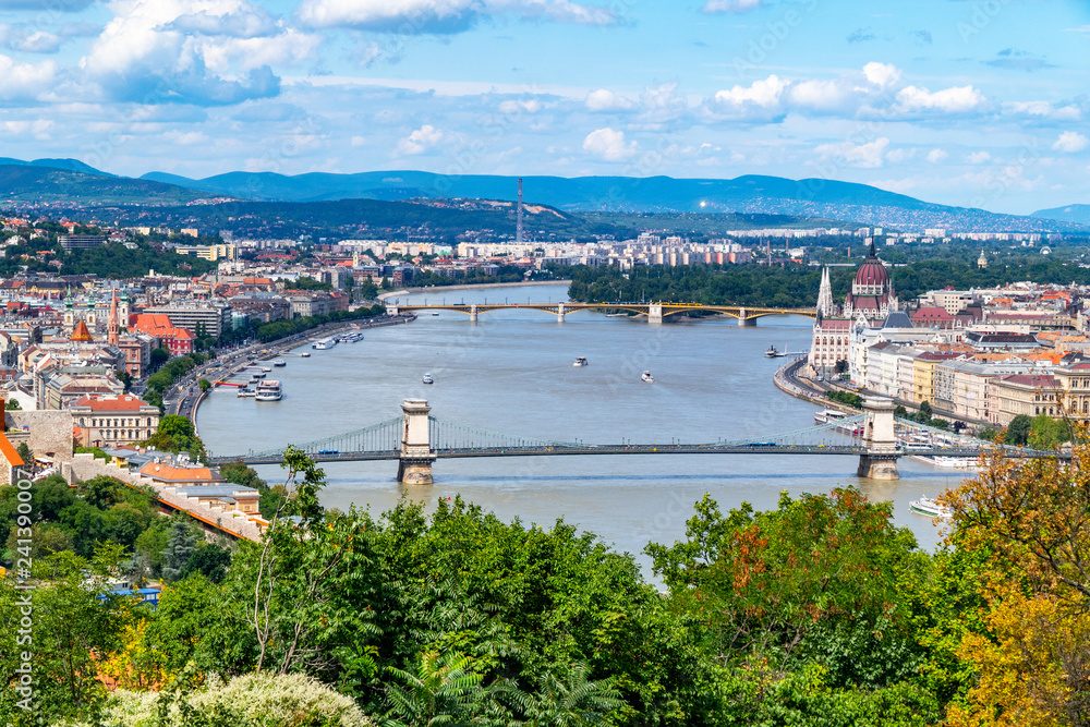 Budapest-Panorama mit Parlament und Donau