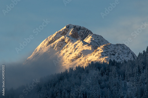 Große Arnspitze im Sonnenaufgang von Mittenwald aus im Winter