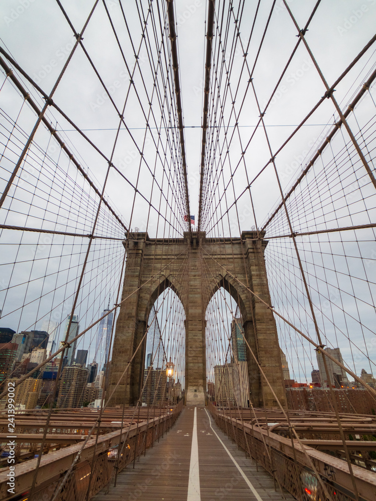 Obraz premium Most Brookliński w ciągu dnia, widok na Manhattan