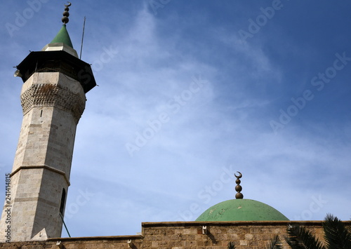 Minarett und grüne Kuppel einer Moschee in Beirut vor strahlend blauem Himmel
 photo