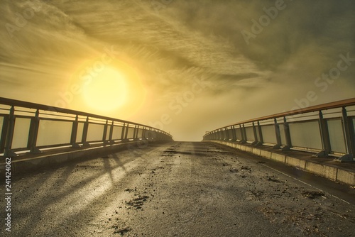 Nebellandschaft mit Brücke und Sonne © Thomas Otto