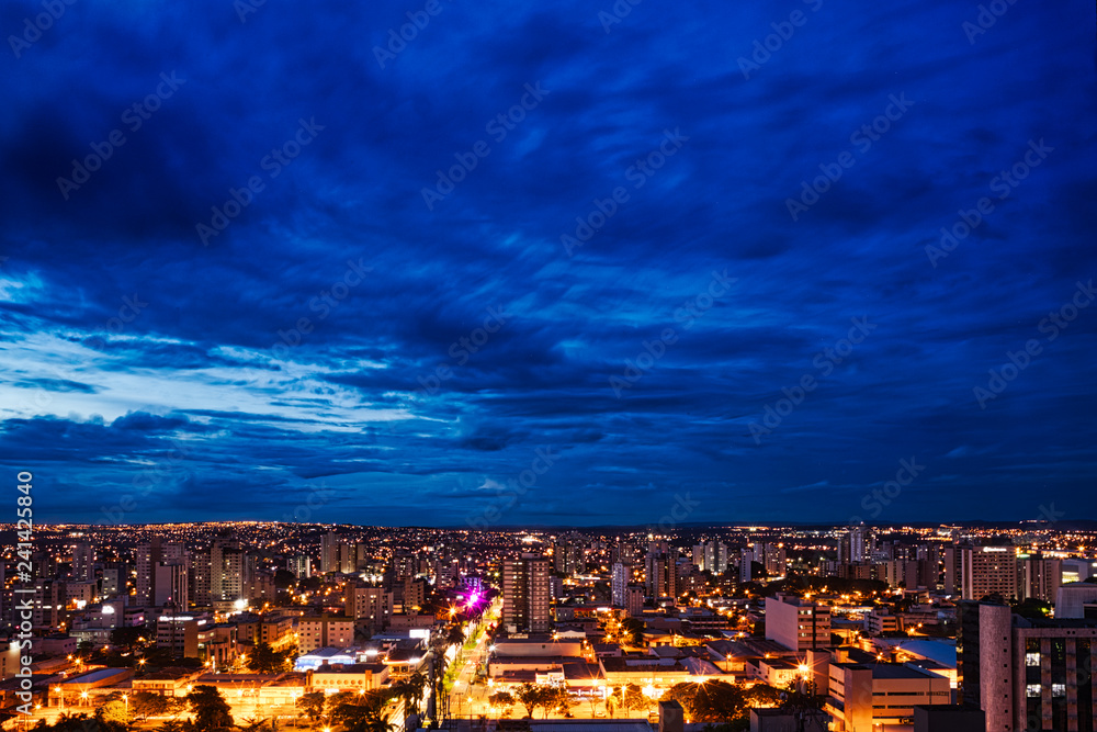 Goiânia, Goiás, Brasil, vista aérea ao anoitecer