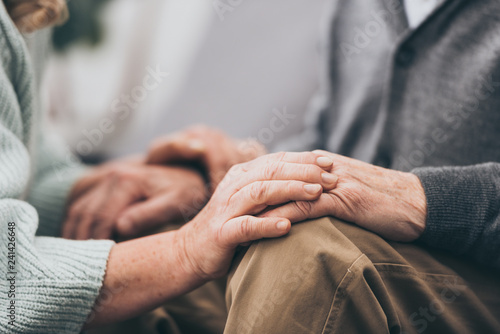 Εκτύπωση καμβά cropped view of retired couple holding hands