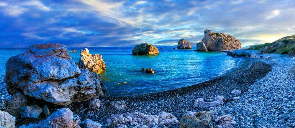 Naklejka premium Najlepsze plaże Cypru - Petra tou Romiou, znane jako miejsce narodzin Afrodyty