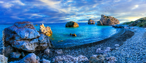 Konstfotografi Aphrodite Rock Petra tou Romiou 12k panorama at sunset in Cyprus