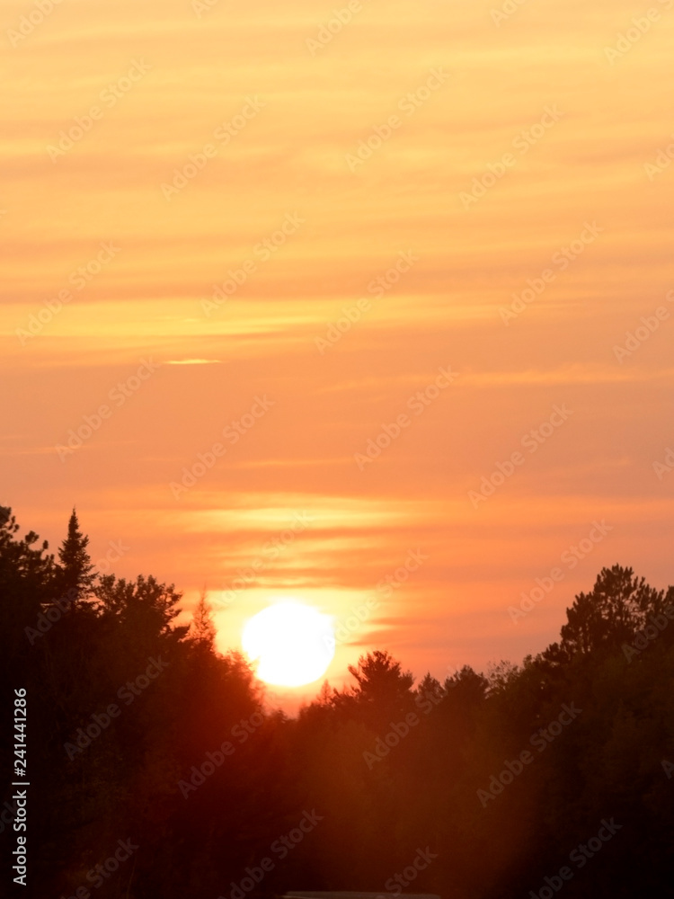 Coucher de soleil sur la route en automne 