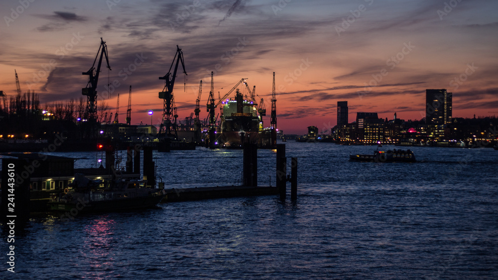 Fototapeta premium Hamburg Hafen Sonnenuntergang
