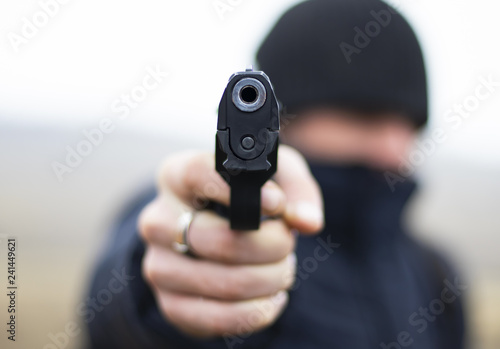 Robber attacks with a gun
