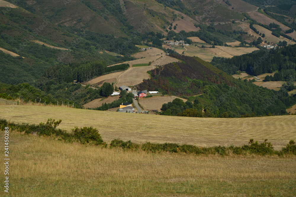 Φωτογραφία Beautiful Aerial Views Of The Rebedul Village In The Countryside Of Galicia