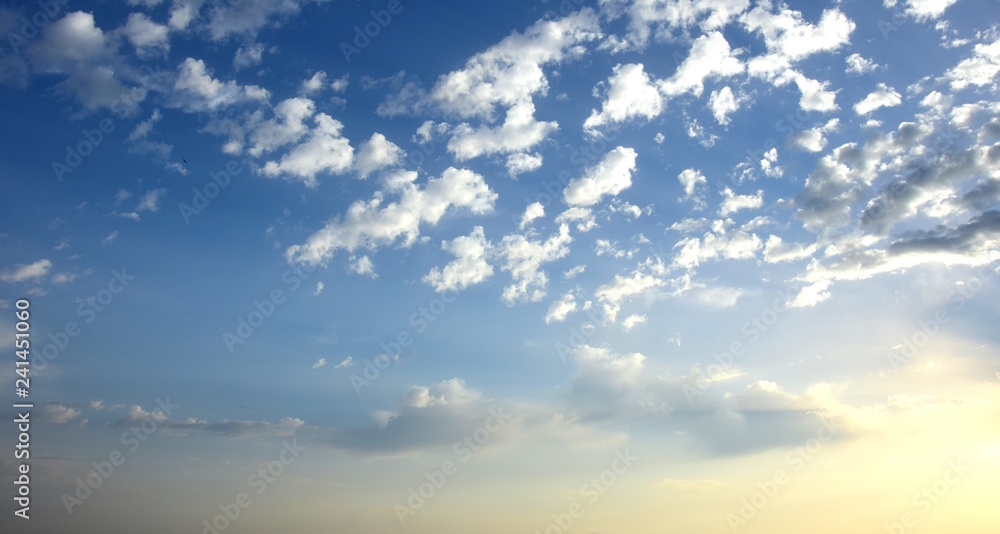Fototapeta premium Sonnenstrahlen, weiße Wolken und blauer Himmel, Banner