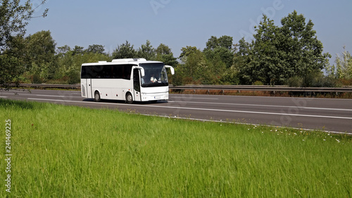 Reisebus fährt auf einer Autobahn im Sommer