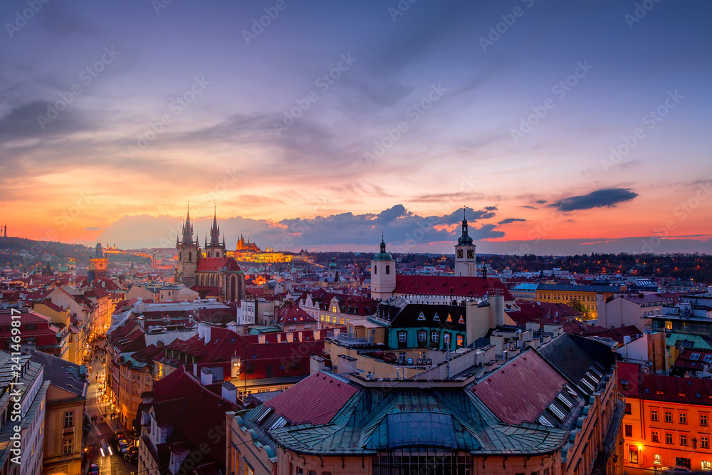 Fototapeta premium Niesamowity widok na panoramę Zamku Praskiego i kościoła Matki Bożej Tyn w Czechach podczas zachodu słońca. Widok z prochowni. Znane na całym świecie zabytki w Europie.