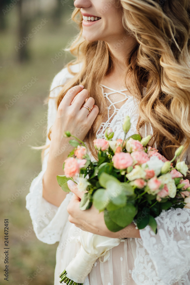 Naklejka premium Beautiful bride with wedding flowers bouquet.