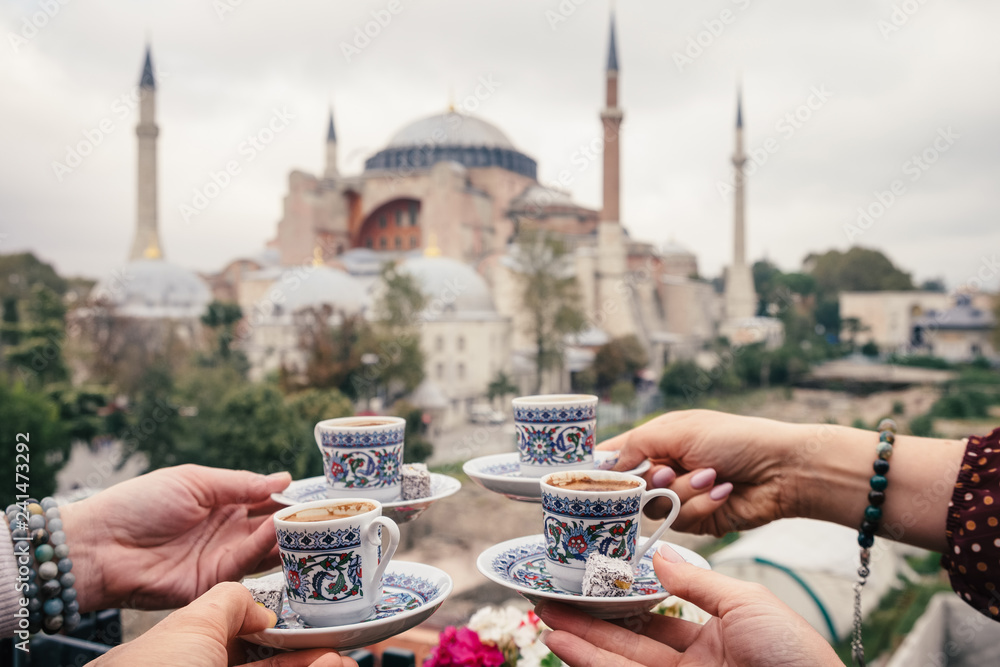 Obraz premium Kawa po turecku z Hagia Sophia w tle, Stambuł, Turcja
