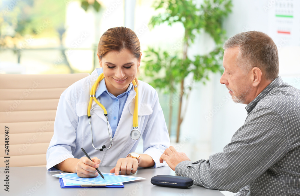Obraz premium Doctor working with mature patient in hospital
