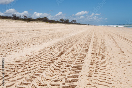 Billede på lærred 4WD Tyre Tracks Sand Beach