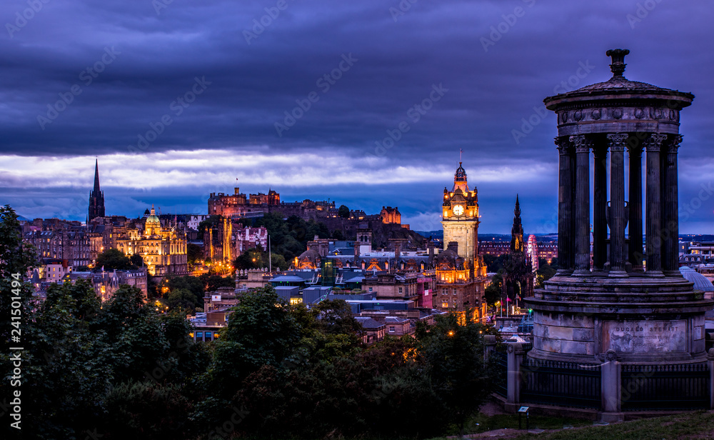 Obraz premium Ediburgh w nocy