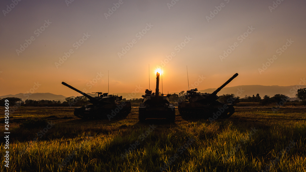 Naklejka premium twilight landscape big conon thank and soldiers silhouette over sunset background