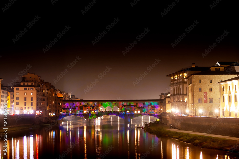 Ponte vecchio colorato sul fiume Arno