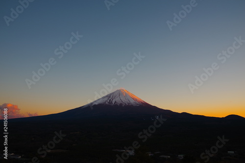 紅葉台から望む夕暮れの赤富士